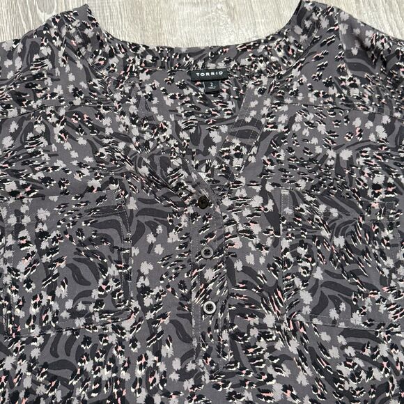 Torrid Blouse Size 2 (2X) Black Pink Gray Abstract Print V-Neck 3/4 Sleeve Top - Picture 2 of 7